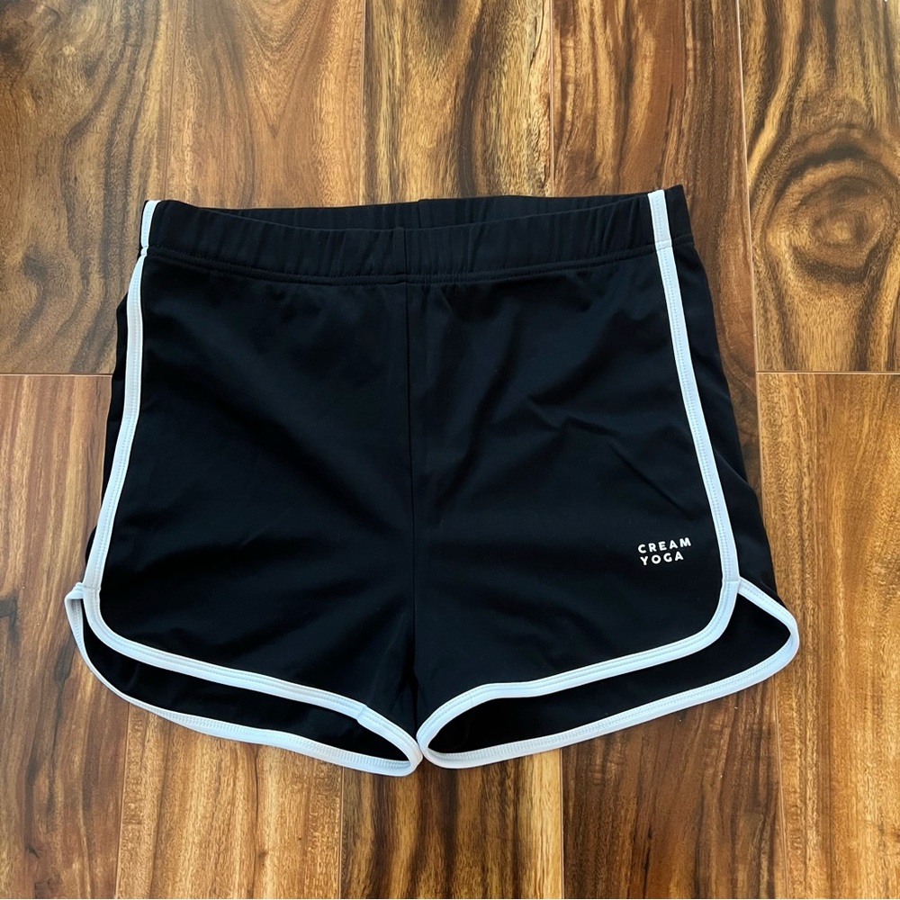 Cream Yoga dolphin shorts